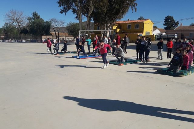 El Club Atletismo Elcano acerca este deporte al colegio San Ginés de la Jara del Llano del Beal y el Estrecho