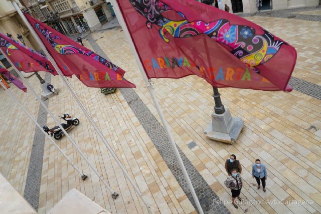 Las banderas del Carnaval de Cartagena ya ondean frente al Palacio Consistorial