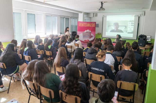 El escritor David Nel·lo, graba con estudiantes un podcast de Radio Mandarache