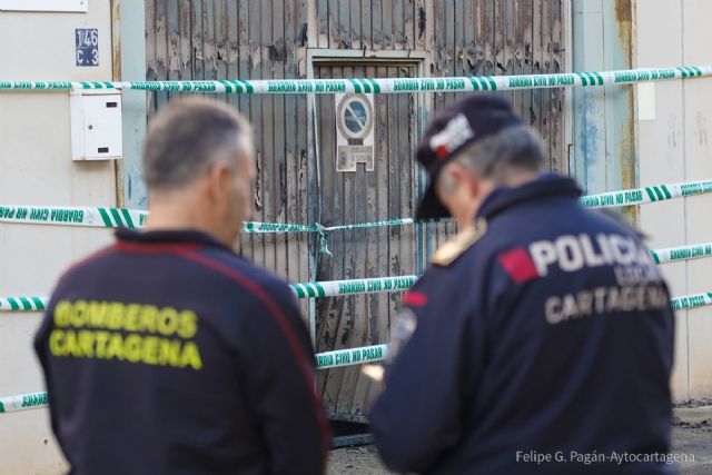 ACTUALIZACIÓN: Bomberos de Cartagena extinguen un incendio en el polígono Cabezo Beaza