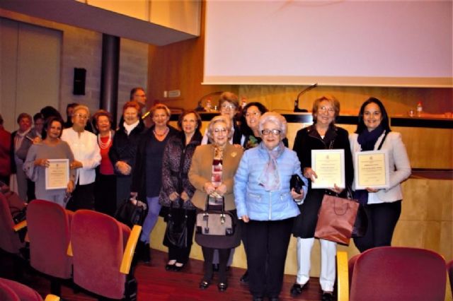 La Asociación de Amas de Casa de Cartagena entregó ayer a tres profesionales de la enseñanza sus IX premios 'Día de la Mujer'