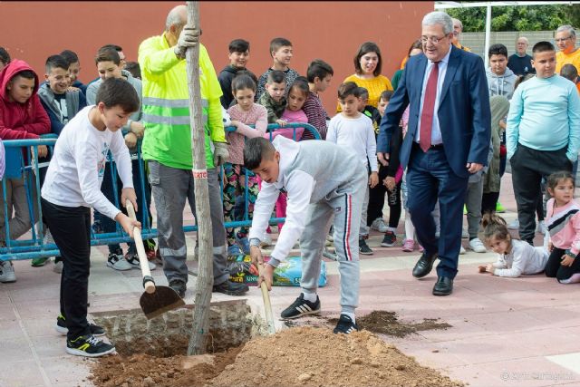 Un centenar de nuevos árboles se plantan en 31 colegios del municipio por el Día de la Naturaleza