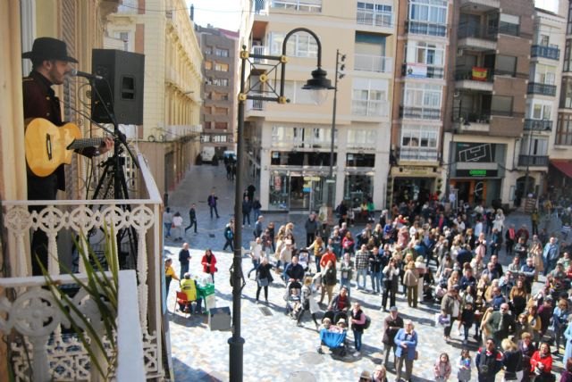 Cientos de personas llenan de vida el casco antiguo de Cartagena para disfrutar de la música desde los balcones