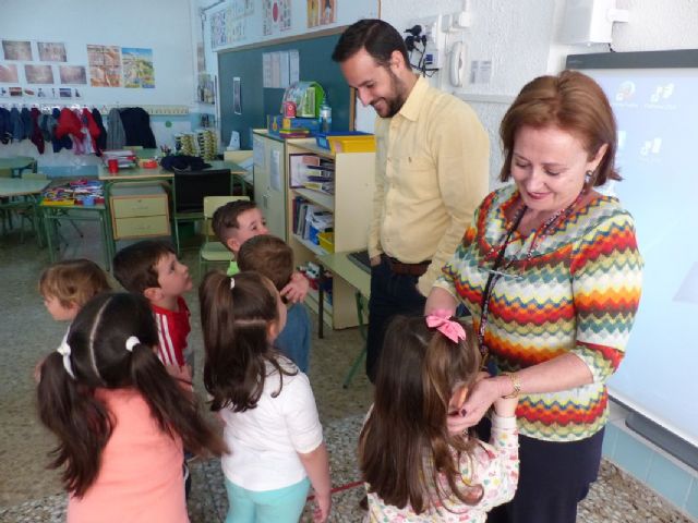 Los alumnos del CEIP Carthago ya disfrutan de sus nuevos juegos tradicionales