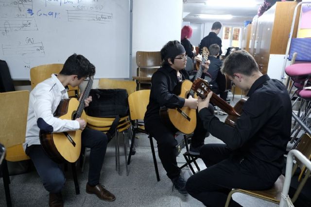 Entre cuerdas y metales reanudo el concurso con la semifinal y final de guitarra