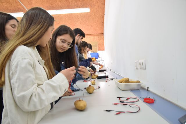 Estudiantes de Bachillerato realizan talleres y experimentos de divulgación agroalimentaria en la UPCT