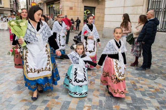 Medio centenar de grupos compondrán el cortejo de la ofrenda floral a la patrona