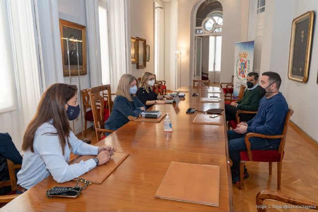 Ayuntamiento y hosteleros comienzan la colaboración para agilizar las concesiones de chiringuitos