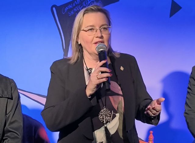 Más de setenta personas arropan a Victoria Kapkan como nueva Madrina del Cristo Resucitado