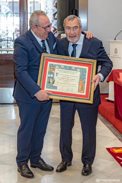 José López García recibe el título de Procesionista del Año 2025 en un acto cargado de emoción y reconocimiento en el Palacio Consistorial