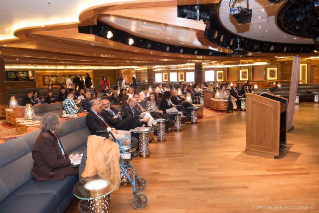 El Royal Princess atraca en Cartagena y recibirá a los veinte primeros turistas que embarcarán desde el puerto