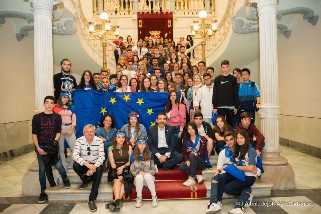 Los voluntarios de la Semana Europea de la Juventud reciben la felicitacion del alcalde