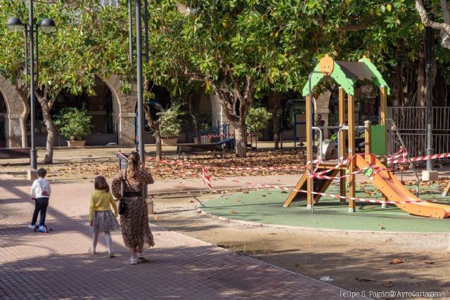 La alcaldesa pide que se amplíe el horario de salida de los niños por el calor