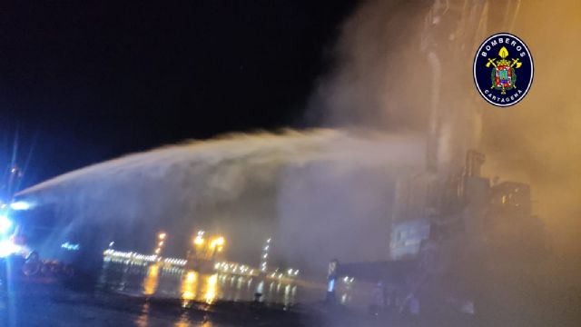 Bomberos de Cartagena rescatan a un gruista de un incendio en el puerto