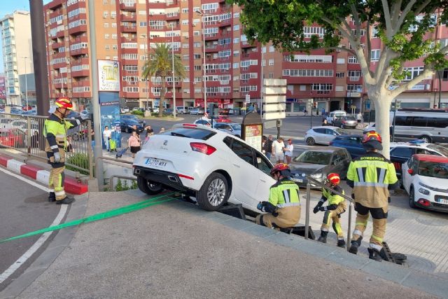 Bomberos de Cartagena desatascan un coche atrapado en las escaleras de un hipermercado