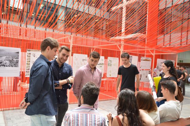 Estudiantes de Arquitectura de la UPCT replantean Cartagena en el patio del edificio administrativo San Miguel