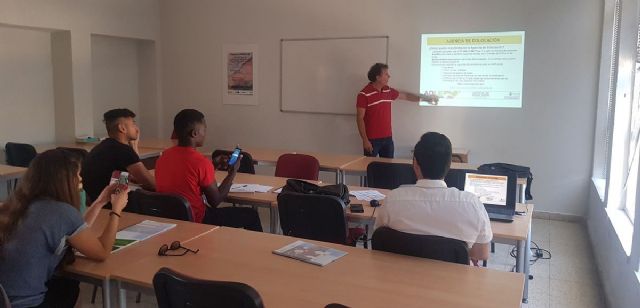 Orientadores de la ADLE informan sobre los recursos municipales en materia de empleo a alumnos del Proyecto Jarcia