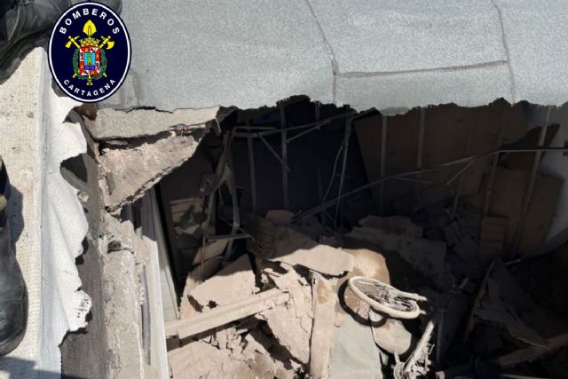 Desalojado un edificio de la Cuesta de la Baronesa por derrumbe de una de sus plantas