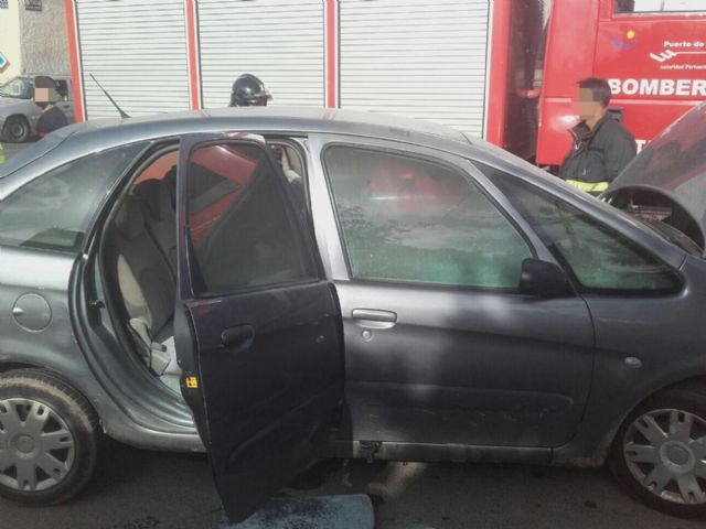 Bomberos de Cartagena sofocan un fuego en un coche en Pozo Estrecho