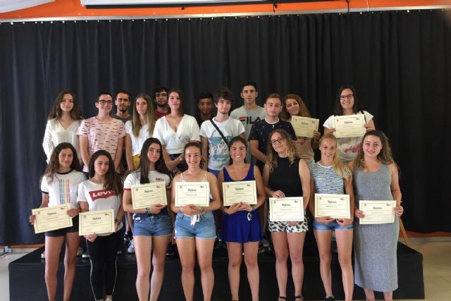Los corresponsales juveniles reciben sus diplomas y evalúan el programa