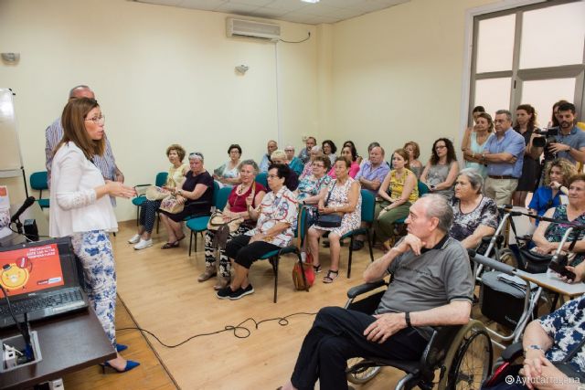 Los mayores vuelven al ´cole´ con la Escuela de Verano de Servicios Sociales
