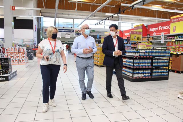 El concejal de Sanidad supervisa las medidas de seguridad e higiene de los centros comerciales Carrefour