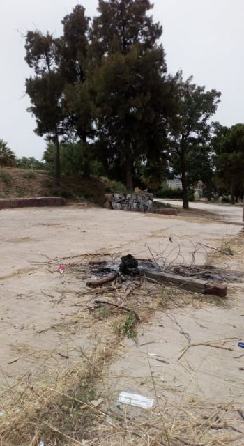 El parque Escipión de Los Barreros sufre botellones, hogueras y vandalismo ante la inacción municipal