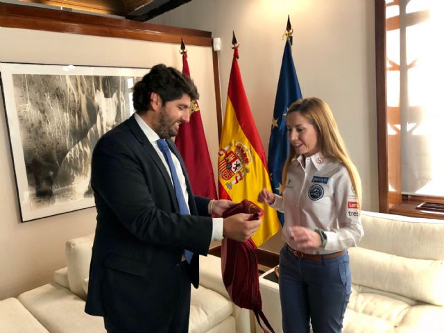 López Miras recibe a la cartagenera Lorena Fernández, que realizará el 'Reto Pelayo Vida Annapurna Bike 2018'