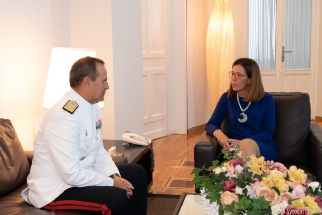 La alcaldesa y el nuevo comandante de la Fuerza de Protección de la Armada comparten impresiones en su primer encuentro