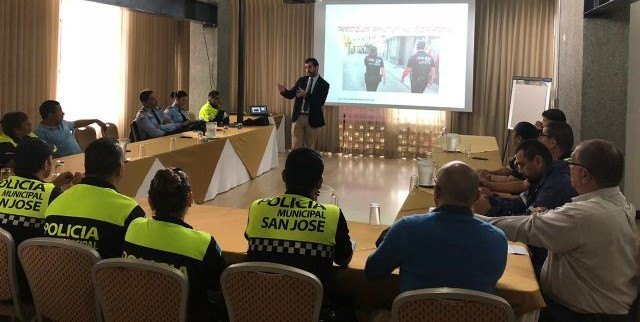 Insignia de la Policía de San José (Costa Rica) para Víctor Javier Navarro