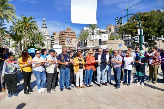 La explanada fue punto de encuentro de los vecinos de la Barriada Virgen de la Caridad