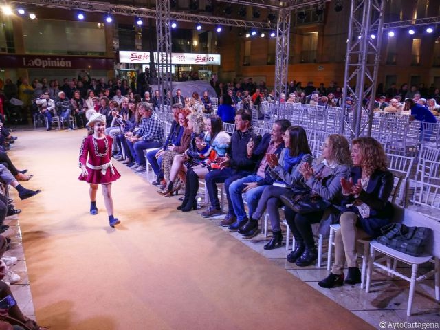 Los comerciantes de Cartagena muestran en un desfile las nuevas tendencias de moda