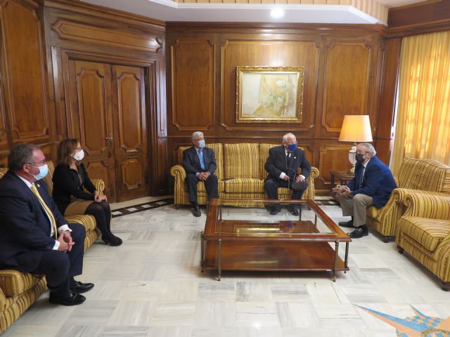 El presidente de la Asamblea Regional se interesa por las obras de la Basílica de la Caridad