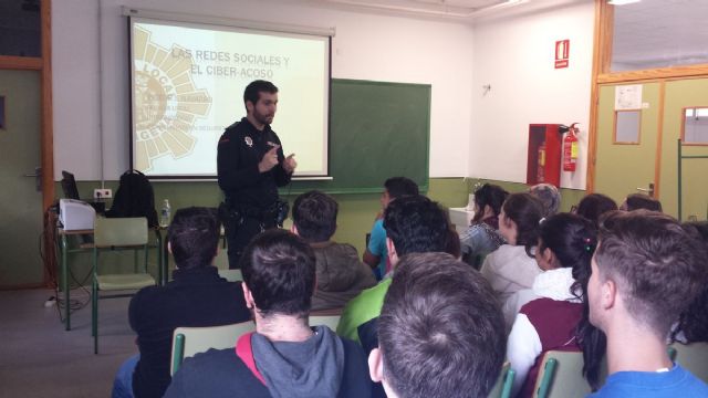 La Policia Local instruye a los jovenes en el uso de las redes sociales