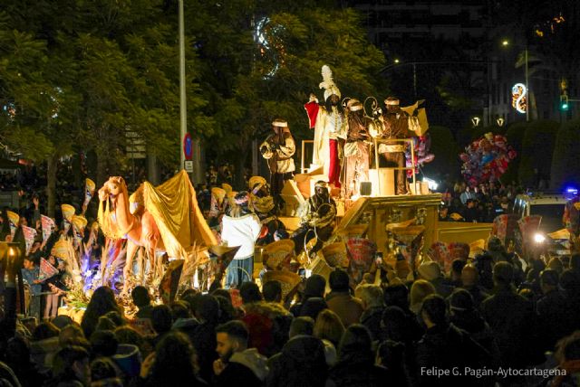 La cabalgata de Reyes más eficiente llena de ilusión las calles de Cartagena
