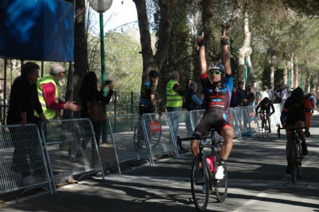 Jose Manuel Cayuela gana la segunda etapa del Interclub en una jornada de mucho viento