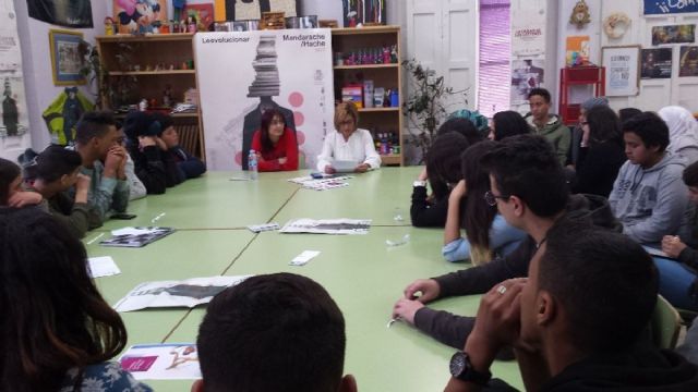 Los alumnos de los Centros Interculturales reciben a la escritora Monica Rodriguez
