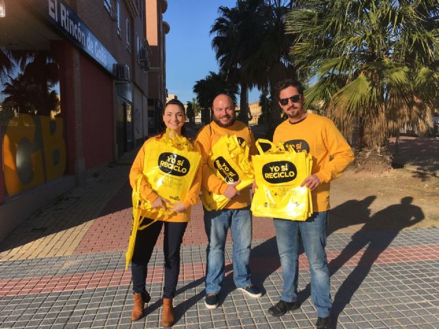 Los ecoinformadores inician el reparto de bolsas rigidas para facilitar el reciclado