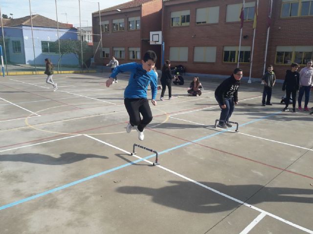 Alumnos del colegio Alumbres participan en el programa Jugando al Atletismo