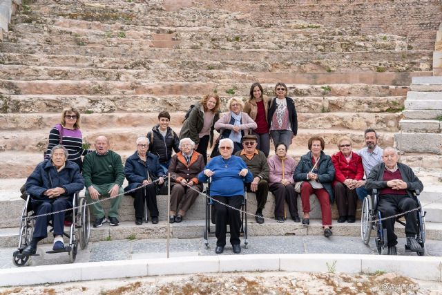 Mayores de los centros de día de El Algar y Los Dolores visitan el Teatro Romano de Cartagena