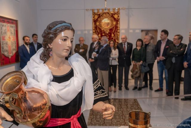 La Cofradía California muestra la figura de la Samaritana en una exposición que recoge vestuarios, enseres y joyas