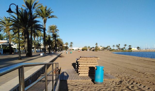 El Ayuntamiento comienza la instalación de las infraestructuras de playas de cara a la Semana Santa