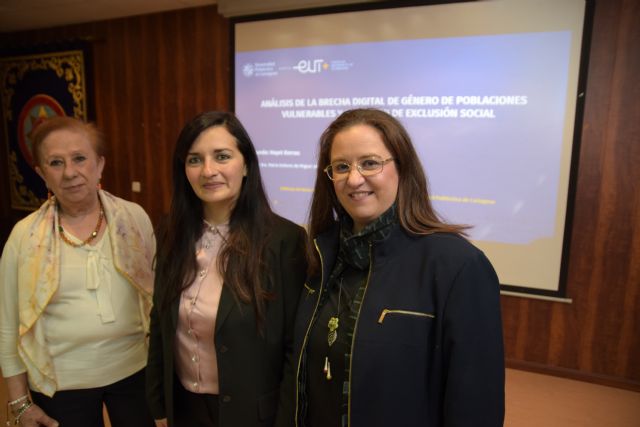 La brecha digital de género se ceba con los colectivos vulnerables y retroalimenta desigualdades