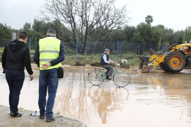 Varias carreteras cortadas por acumulación de agua en Cartagena y cierre de colegios en La Aljorra