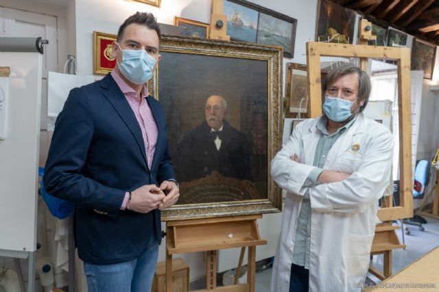 El taller de restauración del Ayuntamiento de Cartagena recupera el retrato del médico cartagenero Timoteo Mora