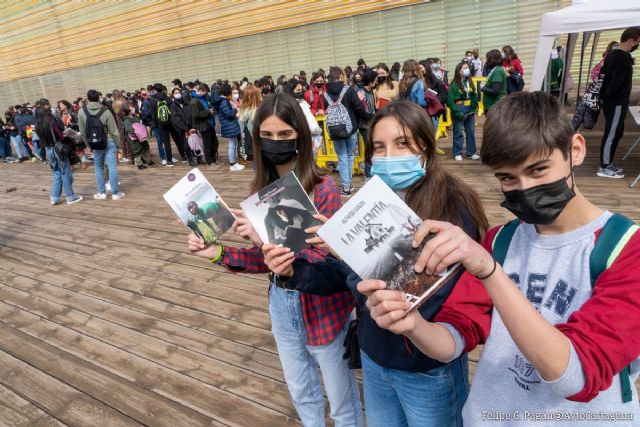 Más de 1.400 jóvenes charlan sobre poesía, teatro y periodismo en el encuentro con los autores finalistas del Premio Madarache
