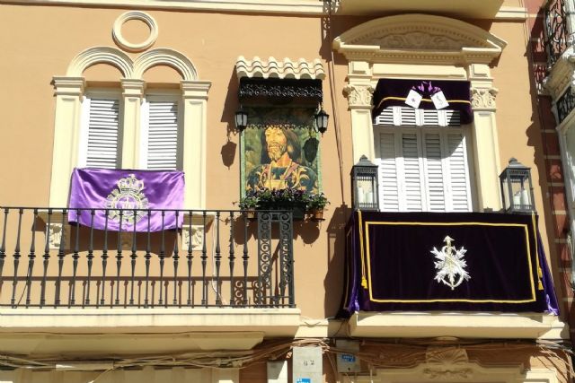 Diez balcones, fachadas y escaparates de Cartagena lucirán engalanados por Semana Santa