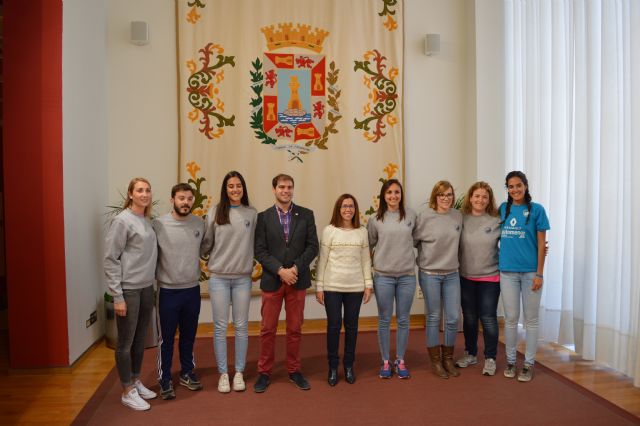 El Gobierno municipal felicita a las chicas de voleibol del recién ascendido Algar Surmenor