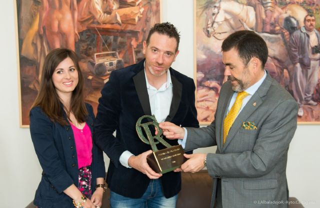 El escritor cartagenero Espíritu González acerca al alcalde la historia de su libro solidario, Entre Superhéroes