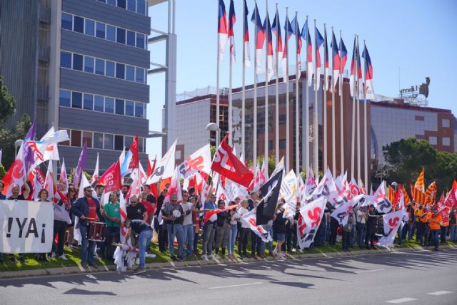 Más de 500 trabajadores de Repsol de todo el país se manifiestan ante la Junta General de Accionistas